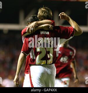 Calcio - Campionato di calcio Coca-Cola - Gioca fuori semifinale - seconda tappa - Bristol City / Crystal Palace - Ashton Gate. Il trundle Lee di Bristol City celebra il primo obiettivo del gioco con i suoi compagni di squadra Foto Stock