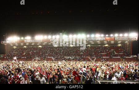 Calcio - Campionato di calcio Coca-Cola - Gioca fuori semifinale - seconda tappa - Bristol City / Crystal Palace - Ashton Gate. I fan di Bristol City invadono il campo dopo il fischio finale Foto Stock