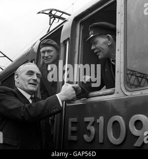 Il pilota Bill Jones di Upminster, Essex (a destra), si congratula con il direttore generale della regione Midland della British Rail (a sinistra) dopo aver guidato uno dei nuovi treni elettrificati della regione a velocità di 100 miglia all'ora. Il centro è l'ispettore della pedana, Bill Fryer. Foto Stock