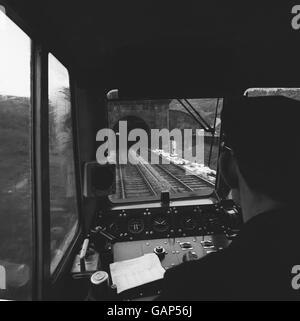 Il driver Bill Jones di Upminster, Essex, al controllo di uno dei locomotori più potenti su British Rail oggi (Giovedi). Con il tachimetro che tocca 100 mph sta parlando con la stampa su una corsa in anteprima su parte dei servizi elettrificati della Midland Region della British Railway tra Londra e il Nord Ovest. Foto Stock