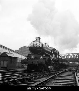 La locomotiva a vapore Great Western Railway "Castle" classe 4-6-0 No.7029, esce dalla stazione ferroviaria di Paddington, Londra all'inizio di una speciale corsa di andata e ritorno dal titolo "Farewell to Steam" che segna l'inizio della dieselizzazione totale sulla regione occidentale della British Railway. Foto Stock