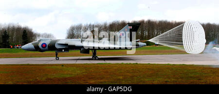 Il bombardiere restaurato Avro Vulcan XH558 ha dovuto tagliare un volo di prova oggi quando un incendio è stato indicato a bordo del velivolo, RAF Cottesmore, Rutland, Norfolk. Foto Stock