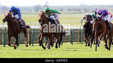 Stimolazione guidata da Steve Drowne (all'estrema destra) vince il Making Scommesse Better su Newmarket High Street European Free handicap, davanti a Fat Boy (all'estrema sinistra) guidato da Frankie Dettori e Royal Confidence, guidato da Michael Hills (al centro) all'ippodromo di Newmarket. Foto Stock