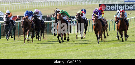 Stimolazione guidata da Steve Drowne (secondo da destra) vince il making Scommesse Better su Newmarket High Street European Free handicap, davanti a Fat Boy (all'estrema sinistra) guidato da Frankie Dettori e Royal Confidence, guidato da Michael Hills (al centro) all'ippodromo di Newmarket. Foto Stock