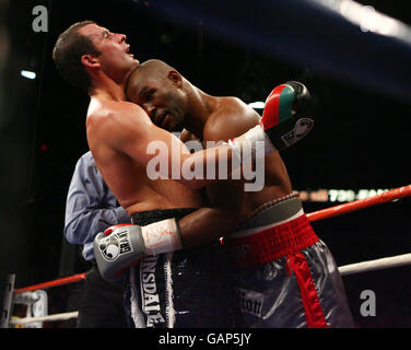 Pugilato - titolo peso leggero - Joe Calzaghe / Bernard Hopkins - Thomas & Mack Center - Las Vegas. Joe Calzaghe del Galles si schiaccia con Bernard Hopkins degli Stati Uniti dopo il titolo di pesi leggeri al Thomas & Mack Center di Las Vegas, USA. Foto Stock