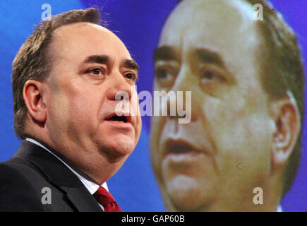 Il primo Ministro Alex Salmond ha pronunciato il suo discorso alla Conferenza di primavera del 2008 del Partito Nazionale Scozzese che si è tenuta nel Centro Congressi di Edimburgo, campus Riccarton dell'Università di Heriot-Watt . Foto Stock