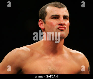 Joe Calzaghe del Galles tiene gli occhi su Bernard Hopkins prima della prima campana del titolo di pesi leggeri al Thomas & Mack Center, Las Vegas, USA. Foto Stock