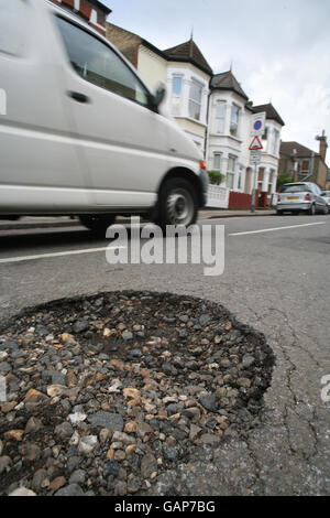 Una pootola in una strada a Tooting, SW London. Foto Stock