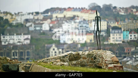 Il nuovo SPAZIO espositivo dello scultore britannico Antony Gormley al Castle Cornet di Guernsey, l'antica fortezza portuale dell'isola. Il Porto di San Pietro si può vedere sullo sfondo di questa foto. Foto Stock