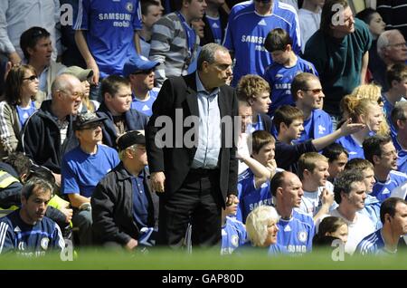 Calcio - Barclays Premier League - Chelsea v Manchester United - Stamford Bridge. Il Manager di Chelsea, Avram Grant, sulla linea di contatto Foto Stock