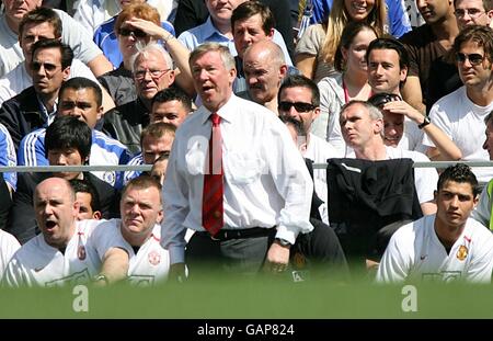 Calcio - Barclays Premier League - Chelsea / Manchester United - Stamford Bridge. Il manager del Manchester United Alex Ferguson è in contatto con Cristiano Ronaldo (a destra) Foto Stock