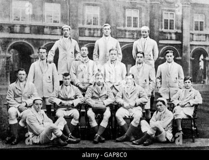 Cambridge University team 1913-14: (Back row, l-r) DI de Villiers, R Juckes, CA Vincent; (middle row, l-r) WM Wallace, AF Maynard, AW Symington, WHB Baxter, AH Wilson; (front row, l-r) JE Greenwood, JG Will, BS Cumberlege, PCB Blair, Cyril Dol, Lewis-Dol Foto Stock