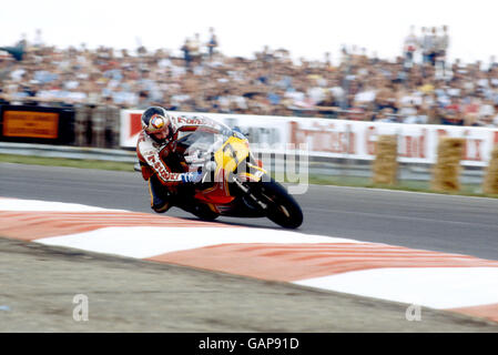 Motociclismo - John Player Gran Premio di Gran Bretagna - Silverstone. Il pilota britannico Barry Sheene in azione nella corsa 500cc. Foto Stock
