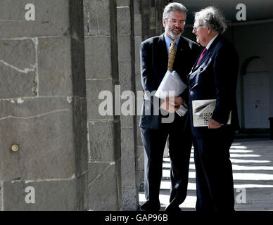 Il presidente del partito Sinn Fein Gerry Adams (a sinistra) con il presidente del Forum nazionale sull'Europa, Maurice Hayes. Adams ha affrontato oggi la sessione plenaria del Forum Nazionale sull'Europa presso il Royal Hospital Kilmainham, Dublino. Foto Stock