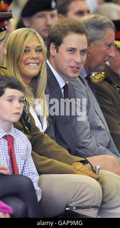 PRODOTTO ALTERNATIVO. La fidanzata del principe Harry Chelsy Davy con il principe William e il principe Charles come il principe Harry è presentato con la sua medaglia di campagna per il suo servizio in Afghanistan a Combermere Barracks, Windsor. Foto Stock