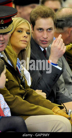 La ragazza del principe Harry Chelsy Davy con il principe William come il principe Harry è presentata con la sua medaglia di campagna per il suo servizio in Afghanistan a Combermere Barracks, Windsor. Foto Stock