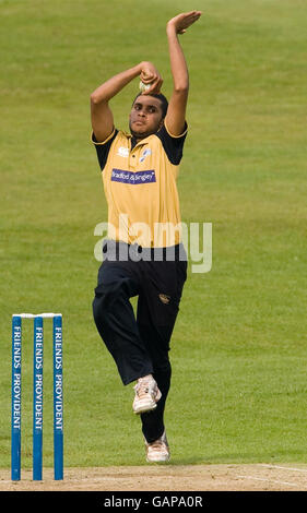 Yorkshire's ADIL Rashid corre in ciotola durante la partita Friends Provident Trophy a Headingley Carnegie, Leeds. Foto Stock