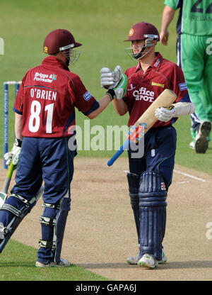 Stephen Peters del Northamptonshire festeggia il raggiungimento del suo 50 con Niall o'Brien durante la partita del Trofeo Friends Provident al County Ground di Northampton. Foto Stock