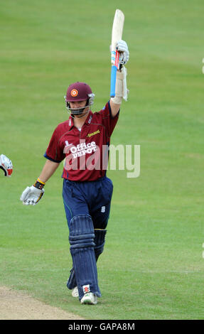 Stephen Peters del Northamptonshire festeggia il raggiungimento del suo 100 durante la partita del Friends Provident Trophy al County Ground, Northampton. Foto Stock