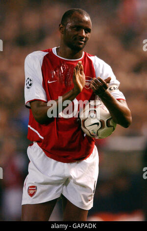 Calcio - UEFA Champions League - Gruppo B - Valencia / Arsenal. Il capitano dell'Arsenal Patrick Vieira applaude sarcasticamente i tifosi di Valencia durante il gioco mentre l'Arsenal perde il 2-1 Foto Stock