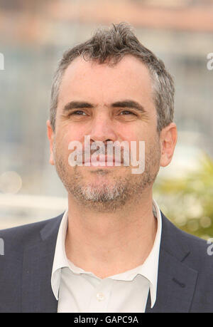 Alfonso Cuaron si pone per i fotografi durante il 61° Festival del Cinema di Cannes al Palais des Festivals, Cannes in Francia. Foto Stock