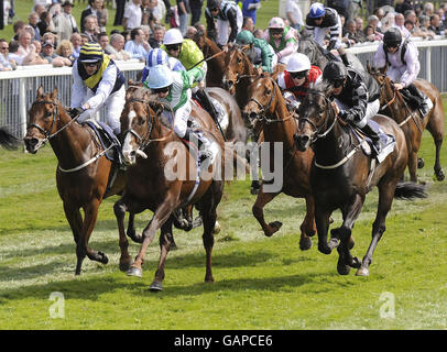 Corse ippiche - Festival del 2008 maggio - Tattersalls Musidora Stakes - York Racecourse. Assertive e Ryan Moore (seconda a sinistra) vincono il Duke of York Hearthstead Homes Stakes all'ippodromo di York, York. Foto Stock