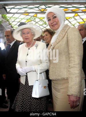 La Regina Elisabetta II della Gran Bretagna lascia una mostra di piastrelle Iznik con la moglie del presidente Abdullah Gul, Hayrunnisa Gul (a destra), a seguito di una visita ad una moschea locale nella città orientale di Bursa, come parte della sua visita di stato in Turchia. Foto Stock