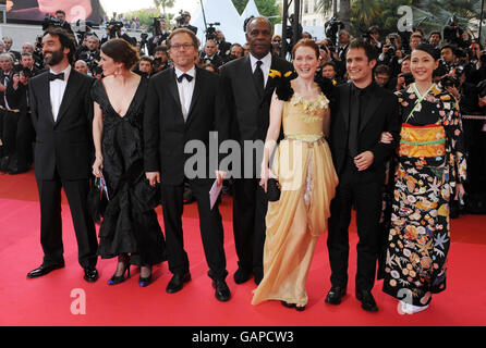 I membri del cast, tra cui Julianne Moore e Danny Glover, arrivano per l'apertura di gala e lo screening ufficiale della cecità durante il 61° Festival del cinema di Cannes, in Francia. Foto Stock