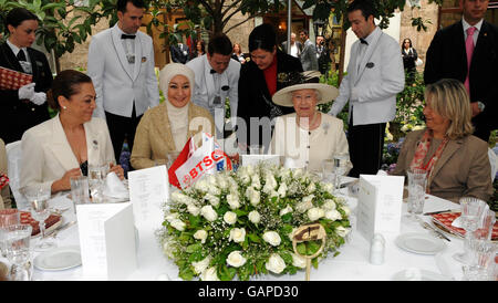 La Regina Elisabetta II (a destra) e Hayrunnisa Gul (a sinistra) del Regno Unito a pranzo prima di assistere a una sfilata di moda il secondo giorno della loro visita alle Highlands reali nella Repubblica di Turchia. Foto Stock