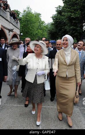 La Regina Elisabetta II (a destra) e Hayrunnisa Gul (a sinistra) si snodano nella zona di Koza Han. Durante il secondo giorno delle loro altezze reali visita alla Repubblica di Turchia. Foto Stock