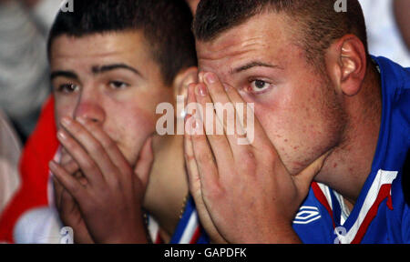 I fan dei Rangers guardano la finale della Coppa UEFA tra Rangers e Zenit St Petersburg sul grande schermo dello Ibrox Stadium di Glasgow. Foto Stock