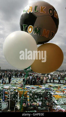 Calcio - Tribute Tommy Burns - Celtic Park. Omaggi sono lasciati per Tommy Burns al Celtic Park, Glasgow. Foto Stock