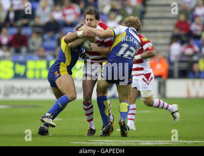 Rugby League - Engage Super League - Wigan Warriors / Warrington Wolves - JJB Stadium. Andy Coley di Wigan è affrontato dal ben Westwood di Warrington (a destra) durante la partita Engage Super League al JJB Stadium di Wigan. Foto Stock