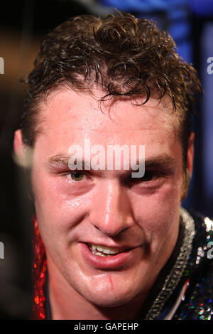 Tyson Fury dà un'intervista dopo la sua vittoria su Damien Campbell Foto Stock