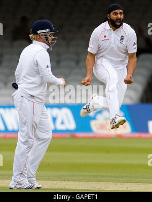 Monty Panesar (a destra) in Inghilterra celebra il licenziamento di Ross Taylor in Nuova Zelanda durante il primo test match di Npower a Lord's, Londra. Foto Stock