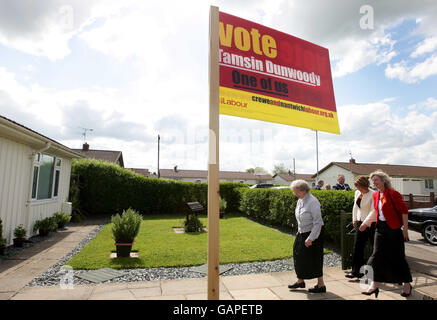 Il candidato al lavoro Tamsin Dunwoody (a destra) e il segretario all'interno Jacqui Smith (seconda a destra) arrivano a casa del sostenitore laburista Kath Harvey, 81 anni, a Crewe, in testa alle elezioni di questa settimana. Foto Stock