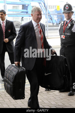 Calcio - UEFA Champions League - finale - Manchester United contro Chelsea - Manchester United partono per Mosca. Sir Alex Ferguson arriva all'aeroporto di Manchester, Manchester. Foto Stock