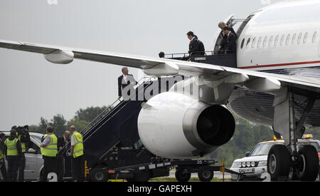 Calcio - UEFA Champions League - finale - Manchester United contro Chelsea - Manchester United partono per Mosca. Sir Alex Ferguson e il team del Manchester United salirono a bordo dell'aereo all'aeroporto di Manchester. Foto Stock