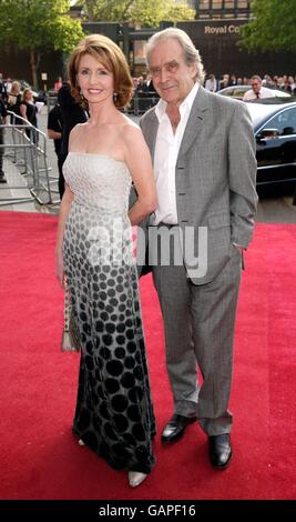 Jane Asher e Gerald Scarfe arrivano per i Classical Brit Awards 2008, che si tengono presso la Royal Albert Hall nella parte ovest di Londra. Foto Stock