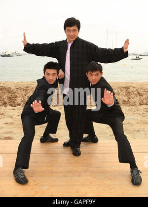 AP OUT (da sinistra a destra) Liu Fengchao, produttore esecutivo Jackie Chan e attore Wang Wenjie durante una fotocellula per promuovere il nuovo film Wushu sulla spiaggia di la Diva a Cannes, Francia. Foto Stock