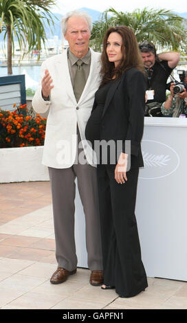 USCITA AP. Clint Eastwood e Angelina Jolie sono visti a una fotocall per il nuovo film Changeling (l'echange), al Palais de Festival di Cannes, Francia. Foto Stock