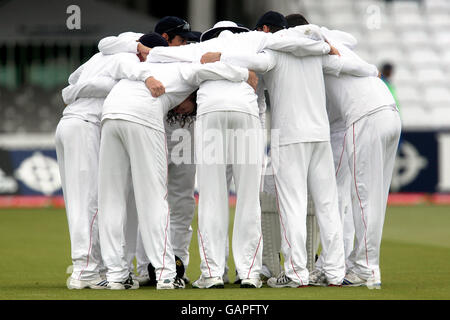 Il team inglese si stringe insieme per un team parlare prima A iniziare il giorno di fuoco del Test contro nuovo La Zelanda a Lord's. Foto Stock