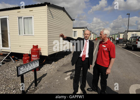 1.400 famiglie alluvione 'Still vivere in roulotte' Foto Stock