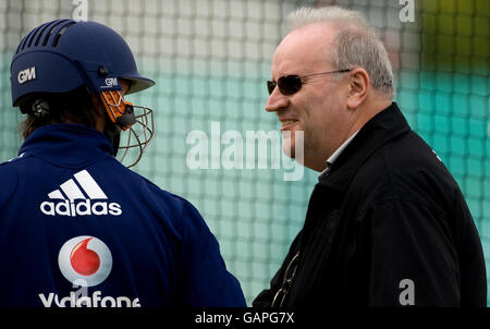 Cricket - sessione dei Nets dell'Inghilterra e conferenza stampa - Old Trafford Cricket Ground. Il capitano inglese Michael Vaughan parla con l'umpire Darrell Hair (a destra) durante la sessione di reti al campo da cricket Old Trafford, Manchester. Foto Stock