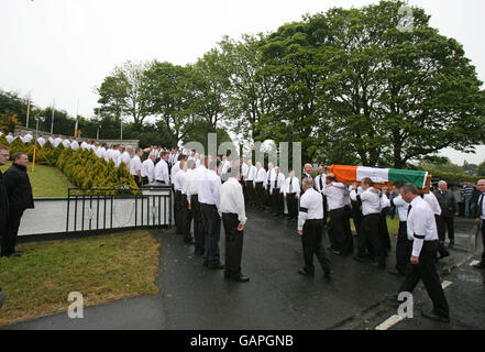 I resti dell'ex leader dell'IRA Brian Keenan sono trasportati attraverso il piccolo villaggio di confine di Cullyhanna prima di trasferirsi a Belfast dove sarà cremato il sabato. Foto Stock