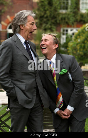 I designer Sir Paul Smith (a sinistra) e Jasper Conran condividono uno scherzo durante una visita del Principe di Galles al Chelsea Physicic Garden di Londra, durante un evento per celebrare il 25° anniversario dell'apertura del giardino al pubblico. Foto Stock