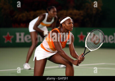Tennis - Australian Open - finale doppio donne. Serena Williams e Venus Williams (USA) durante la loro partita con Virginia Ruano Pascual e Paola Suarez Foto Stock