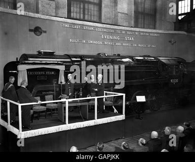 La scena all'interno della locomotiva Swindon funziona come MR K.W.C Grand, un membro della British Transport Commission ha svelato la targa di fabbrica sull'ultima locomotiva a vapore costruita dalle ferrovie britanniche. È stata chiamata 'Evening Star'. Foto Stock