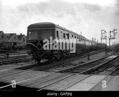 Il primo treno diesel a più unità costruito per la linea principale che lavora sulle ferrovie britanniche arriva alla Swindon Station nel Wiltshire. Foto Stock