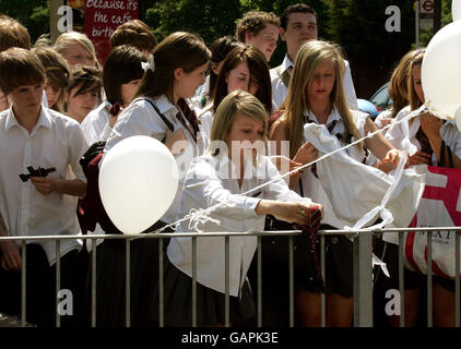 Un grande gruppo di studenti della St Thomas More School di Eltham, a sud-est di Londra, si riuniscono vicino a dove Jimmy Mizen, 16 anni, è stato assassinato in un attacco inprovocato il sabato. Foto Stock